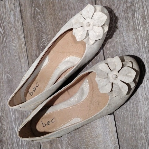 B.O.C. cream metallic flower petals loafers. Mint condition. Size 10 - Picture 1 of 12